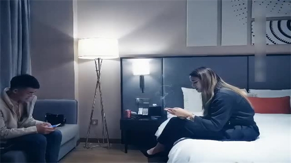 酒店约炮前凸后翘肉体，爆操内射极品骚穴