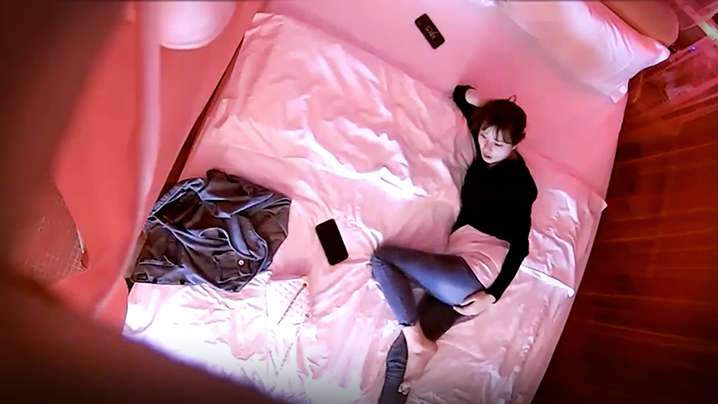 监控泄密！纹身小伙灌酒开房狂干女友骚穴浪叫不停